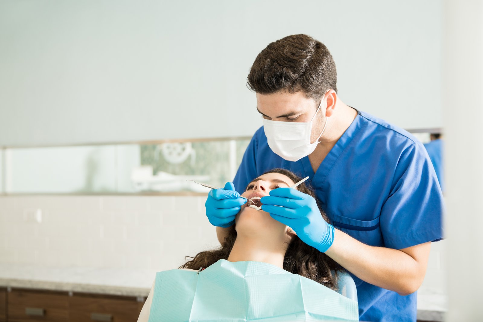 Dentista curando