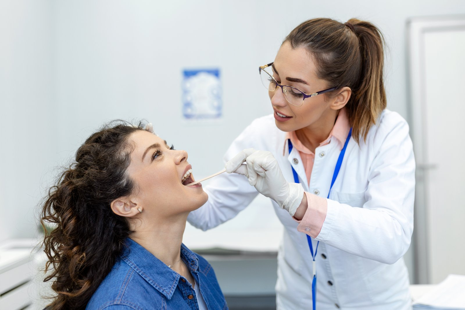 Dentista curando
