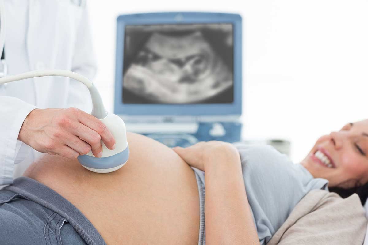Mujer tomandose ecografias de embarazo